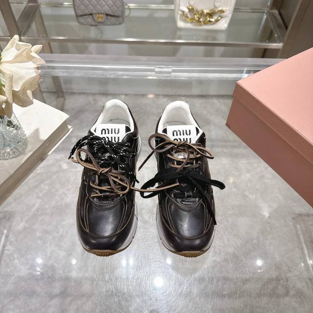 工厂P价P：网面 ，皮面 Miumiu2025缪缪夏季老爹鞋运动鞋，擦色做旧的复古风格还原怀旧设计，真皮搭配网面夏季的最爱，透气性好，防滑耐磨的大底带一点点增高