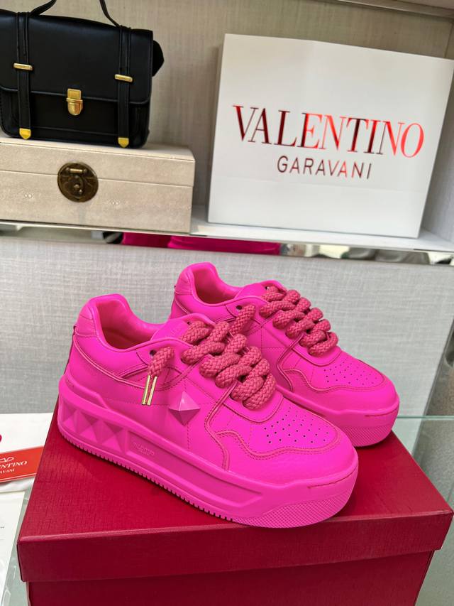 Valentino华伦天奴 新款休闲鞋 最新款 走秀情侣爆款 粗鞋带 休闲鞋 ，Elsa Hosk张艺兴 关晓彤等众多明星同款 Pink Pp系列芭比粉被Ean