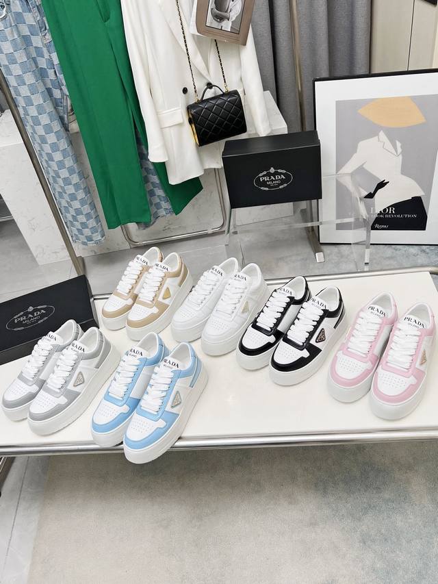 高版本 新款Prada 普拉达 专柜同步上市原版开模防滑大底，精美线条、简约大气，上脚感超级舒适上档次、休闲旅游。小萝莉的福利来了，增高厚底鞋。码数:35-41