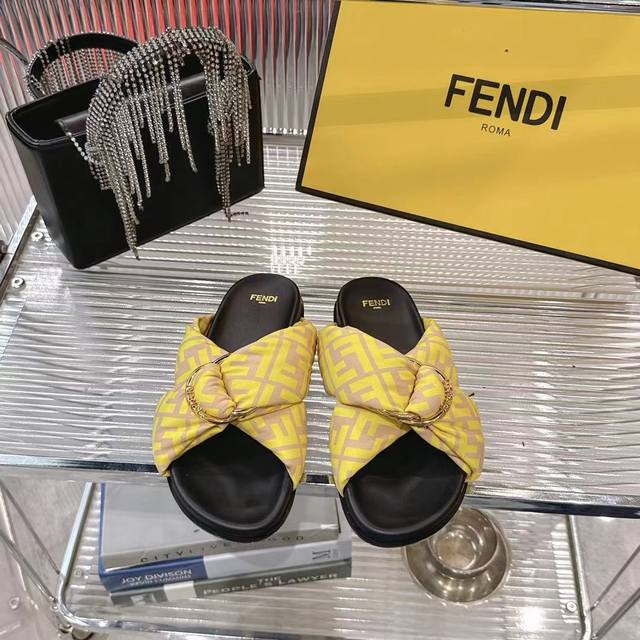 元Fendi 25Ss 芬迪系列平底拖鞋 每年必备Ff拖今年还加了新的系列，美到无法言喻 绝好的穿着舒适感可是经典必备，各种风格搭配都Hold的住！ 面料：羊皮