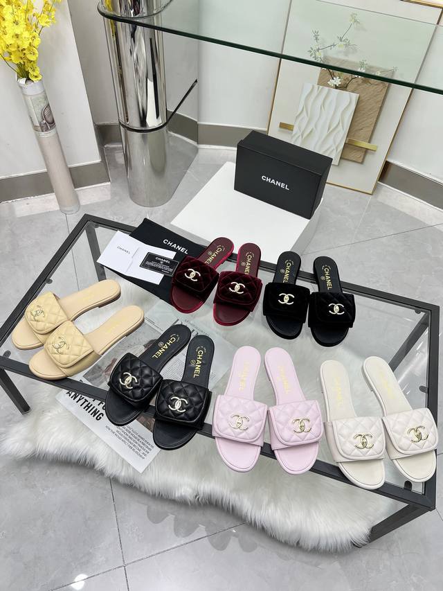 Chanel 25早春新品 拖鞋火爆上市！黑色、米白、杏色、粉色、黑色真丝绒、酒红真丝绒35-43。像胶底
