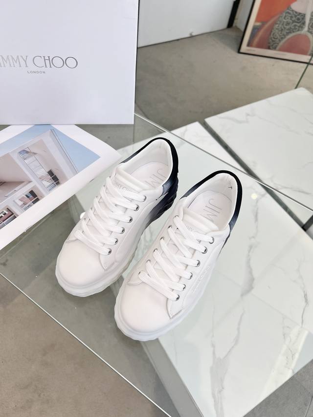 Jimmy Choo周仰杰 春夏Jc新款Diamond 运动鞋系列上新鞋面采用原版进口牛皮拼接鞋底采用品牌元素防钻石多面切割塑形立体感十足，鞋底采用渐变色透染工