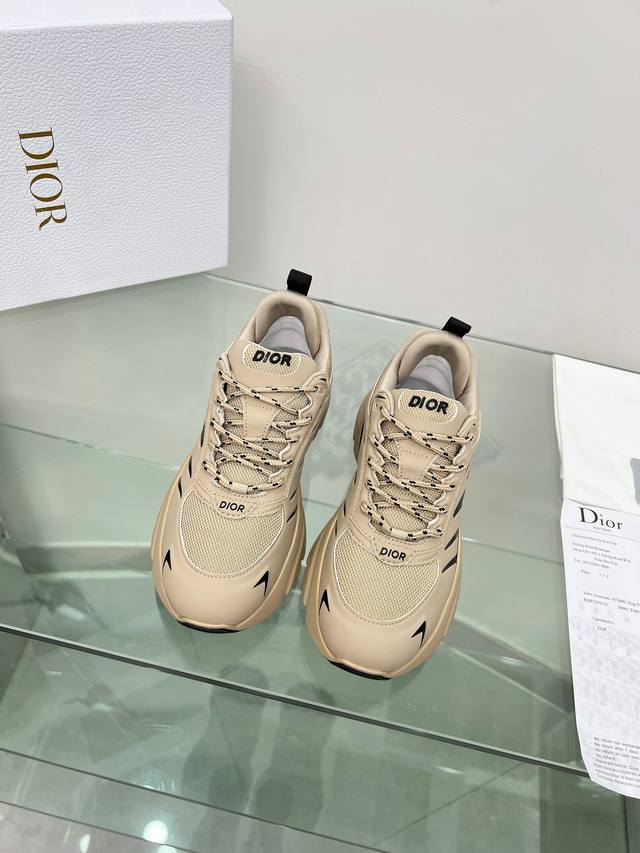 迪奥B32全新Shoes来袭。真的太好看啦！ 做工精细网面空压 透气美美哒。 独家开模。原版一比一复刻。无可挑剔。。大底Tpu组合。 官网6色齐全。 黑色。白色