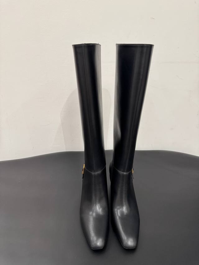 秋冬新品 面料 牛皮 内里 牛皮 鞋底 牛皮 优雅风格 创造不一样的感觉 跟高 7Cm 专柜包装 简约气质款式！ Show Bdetails Size. ｜35