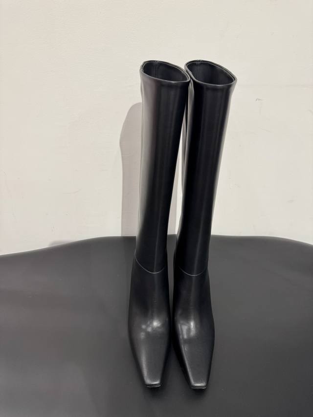 秋冬新品 面料 牛皮 内里 牛皮 鞋底 牛皮 优雅风格 创造不一样的感觉 跟高 7.5 Cm 专柜包装 简约气质款式！ Show Bdetails Size.