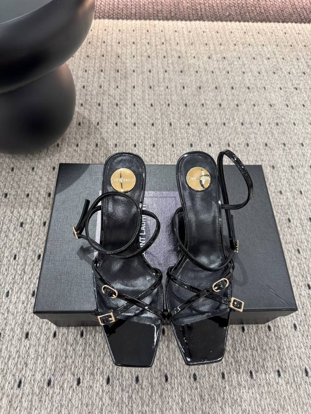 25新品发售 谁能拒绝Ysl高跟鞋，号称斩男神奇，你值得拥有 面料 漆皮 内里 羊皮 鞋底 牛皮 优雅风格 创造不一样的感觉 跟高 6.5 Cm 专柜包装 简约