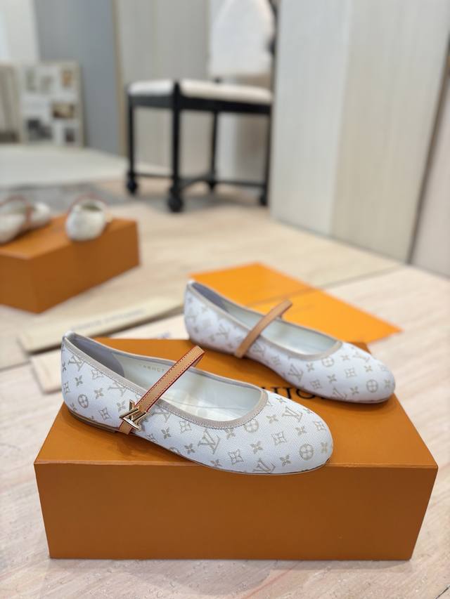顶级版本 Lv 驴家 25 丹宁牛仔太好看了 很少做Lv家的单品 但是这双小猫跟我真的是没法拒绝啊！原版购入 用心开发 鞋跟都是开模定制 老花单宁色搭配的棕色皮
