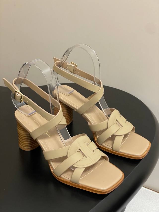 Dway 坡跟凉鞋是一款历久弥新的经典单品。鞋面饰以 Christian Dior Paris 标志，富有辨识度，精巧地装饰脚踝。搭配传统工艺手工制作的 坡跟更