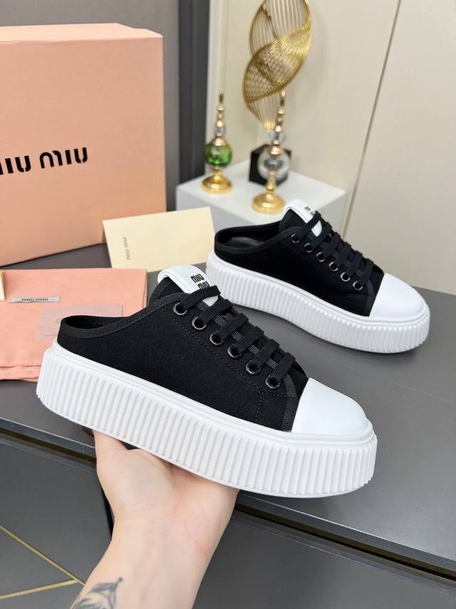 缪缪 Miumiu2025春夏时尚新品，厚底轻便增高小白鞋体现了Miu Miu 的大胆特色，尽展女士魅力，简约线条 ，别致徽标饰于鞋舌点缀，现代风格简约高级 轻