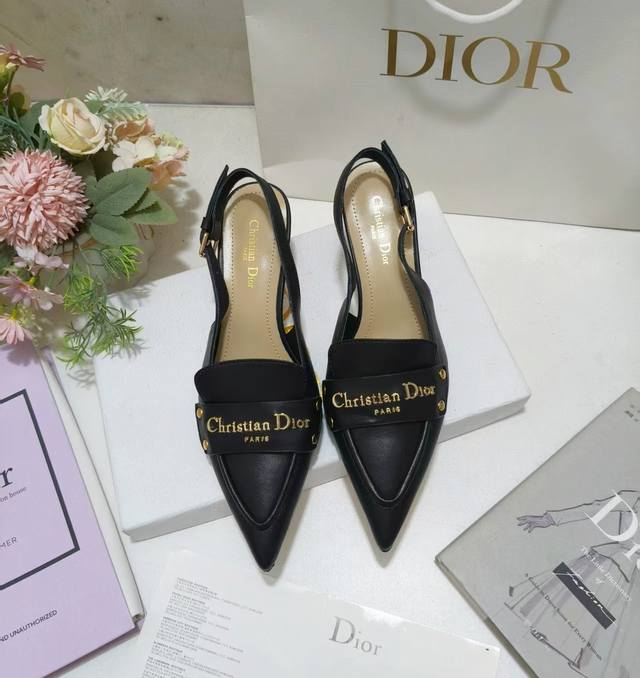 出厂价Pp皮底 ，橡胶 Dior Boy 露跟高跟鞋是二零二五秋季系列新品，以高雅风格重新演绎经典设计。黑色柔软牛皮革鞋面点缀以金色饰面金属 Christian