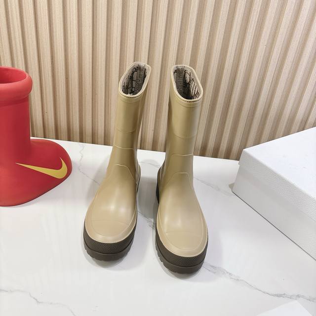 Dior 代购级 迪奥 D家23Ss迪丽热巴爆款雨靴 入手一款本季颜值爆表雨靴，国内专柜个位数限量，不是Vic完全是拿不到的，我真是太幸运了，真是大爱这雨靴，太