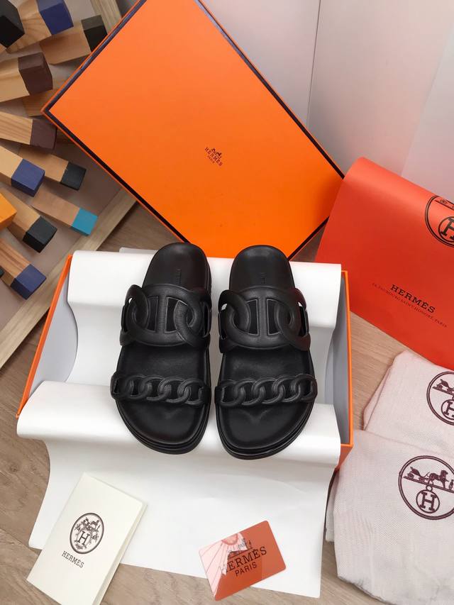 情侣款 Hermes 顶级版本链条猪鼻孔拖鞋 呆萌又优美鞋型，行走非常舒适 HermèS 包装升级，版型做工材料升级 Hermes市场最高版本纯手工鞋 顶级产品