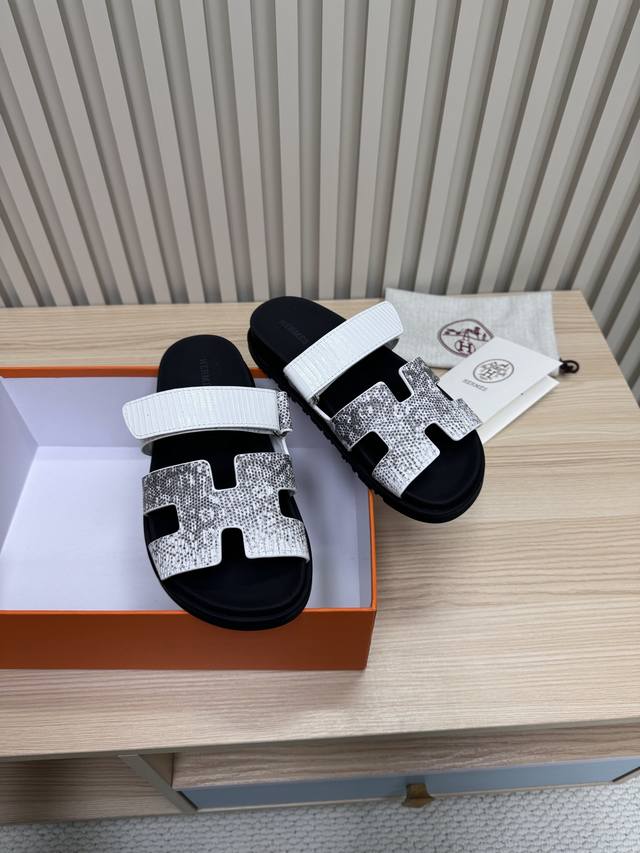 顶级版本二舅拖鞋，全羊皮包水台！ 经典款拖鞋长盛不衰的优美鞋型，行走非常舒适 HermèS 包装升级，版型做工材料升级 Hermes市场最高版本纯手工鞋 顶级产