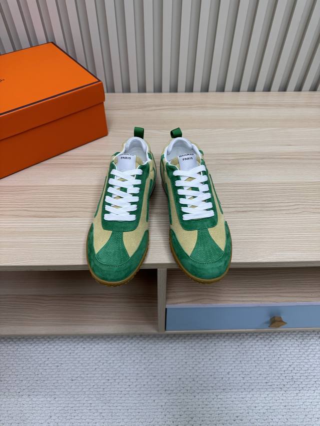 Hermes 爱马仕 顶级版本#情侣款 24Ss休闲运动鞋 麂皮山羊皮运动鞋装饰撞色图案和标志性“H”细节，配送专柜精美包装 面料：麂皮+羽绒布 内里：混种羊里