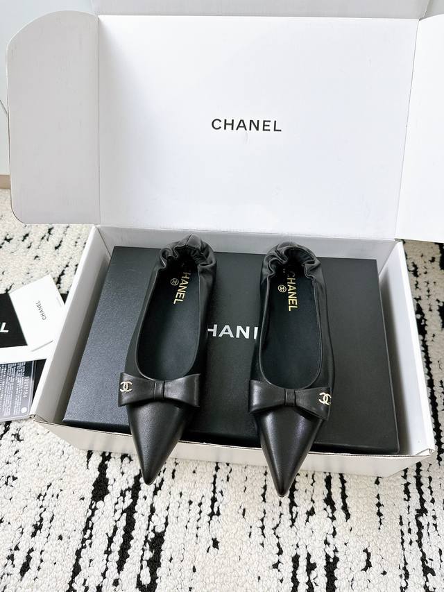 飞机盒+10 香奈儿新款尖头单鞋｜专柜1:1顶配版 这双真的绝了！ Chanel尖头单鞋 新款，后跟弹力带设计，上脚稳到飞起，走路不掉跟，舒适度拉满！ **细节