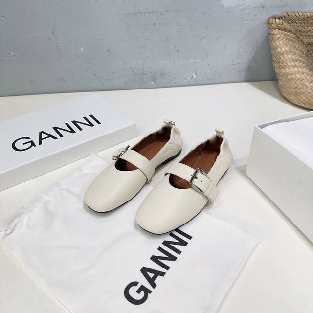 高品质出厂 ！小众潮牌Ganni25春夏走秀款一字扣带小方头平底单鞋！ 一年四季可都以穿的单鞋了来，一双神封的四季鞋 约简复古设计 关键舒是百适分逛街常日可都，