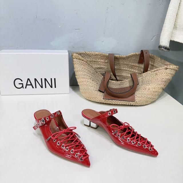 高品质出厂 ！小众潮牌 Ganni春夏新品极简玛丽珍尖头金属跟凉鞋单鞋！ 可可爱爱 极简风 质感皮革细腻高级 圆润鞋型 一脚蹬设计 随性又自在 鞋面采用进口羊皮