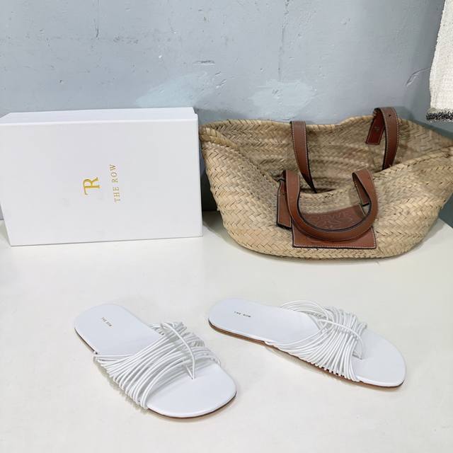 高品质出厂 ！小众潮牌The Row 25春夏新款简易复古罗马松紧圆条平底拖鞋凉鞋！第一眼看到这个鞋子就爱上了，带点复古味随性搭配性感迷人好看！一贯极简风格，没