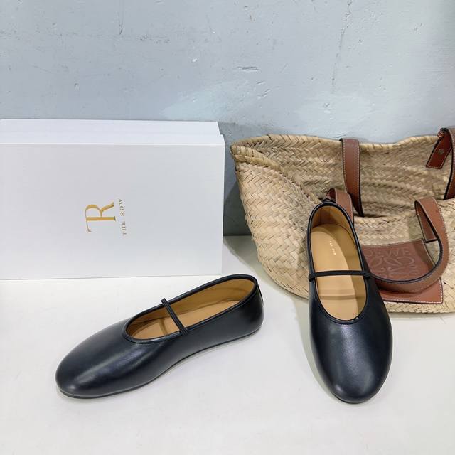 高品质出厂 ！小众潮牌The Row25春夏新款平底单鞋跳舞鞋奶奶鞋！很少会看到一款跳舞鞋会做到这么精细、而且对脚的包容性特别强，把脚型修饰得妥妥的，又不失独特