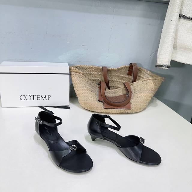 高品质出厂凉鞋 ！Cotemp 25春夏夏款Bahati 手工搭扣牛皮小猫跟凉鞋一字带扣露趾鞋细带高跟拖鞋！ 优雅的线条，搭配圆头设计，尽显摩登女性魅力！每处细