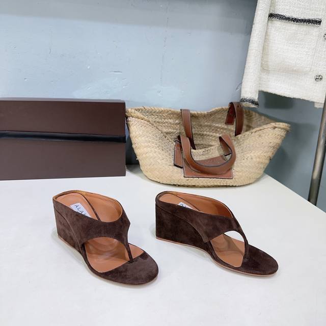 高品质出厂 ！小众潮牌 Alaia 春夏新品简易羊京坡跟夹脚凉鞋拖鞋 异形跟穆勒鞋 不对称设计打破常规 释放独特气场 圆头勾勒利落线条 轻松游走于时尚前沿 每一