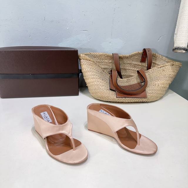 高品质出厂 ！小众潮牌 Alaia 春夏新品简易真丝坡跟夹脚凉鞋拖鞋 异形跟穆勒鞋 不对称设计打破常规 释放独特气场 尖头勾勒利落线条 轻松游走于时尚前沿 每一