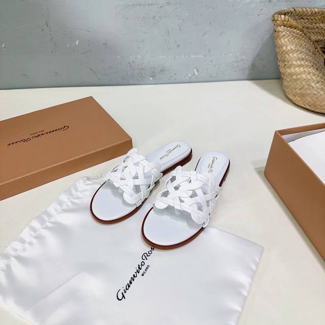 高品质出厂 ！小众潮牌Gianvito Rossi 25春夏Gr复古简易编织鞋面平底、粗跟拖鞋！简约精致，高级感满满，尽显优雅气质～上脚超好看，拉满了夏日美鞋的