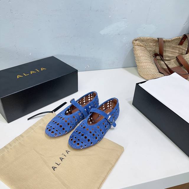 高品质出厂 ！小众潮牌Alaia25春夏镂空雕花圆头平底奶奶鞋乐福鞋单鞋！最新春夏时装秀新款系列平底芭蕾舞鞋！法国高端一线高定品牌！时尚界最后的手艺人 只忠于展
