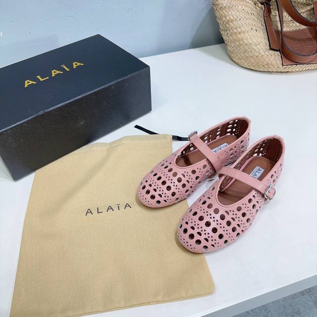 高品质出厂 ！小众潮牌Alaia24春夏镂空圆头平底奶奶鞋乐福鞋单鞋！最新春夏时装秀新款系列平底芭蕾舞鞋！法国高端一线高定品牌！时尚界最后的手艺人 只忠于展现女