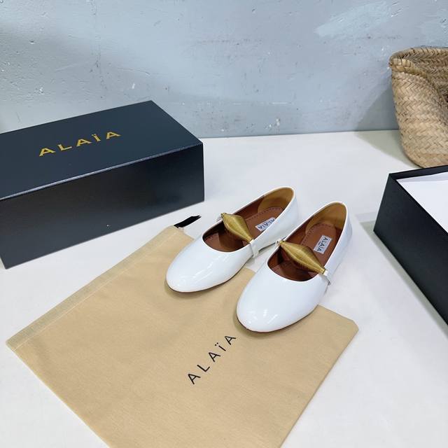 高品质出厂 ！小众潮牌Alaia 阿莱亚25春夏最新弹簧五金扣漆皮玛丽珍圆头平底单鞋！来自巴黎 一见倾心 还有另外性感的一面 配上不同款式，不同风格都能轻松驾驭