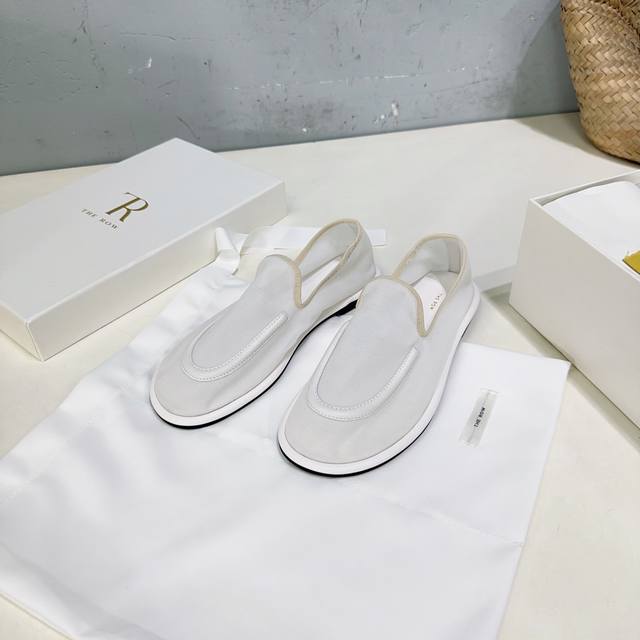 高品质出厂 ！小众潮牌The Row 25春夏新品简易透气网纱圆头平底乐福鞋！夏天必备神器！ 满满的少女风 既摩登又复古的味道 非常的简约大气 不管是半身裙 连