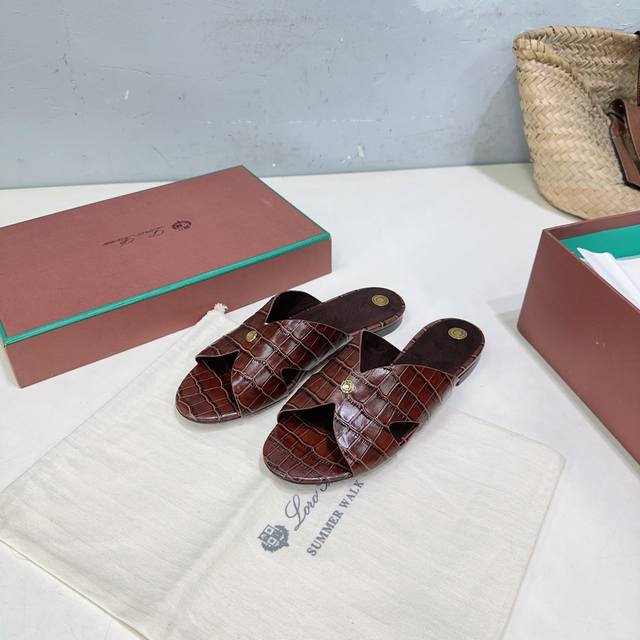 高品质出厂 ！小众潮牌Loro Piana Lp 25春夏这款复古绝美石头纹平底坡跟简易拖鞋！ 简约即时髦 松弛的高级感 时尚宠儿看过来 简直是时尚圈新宠 简易