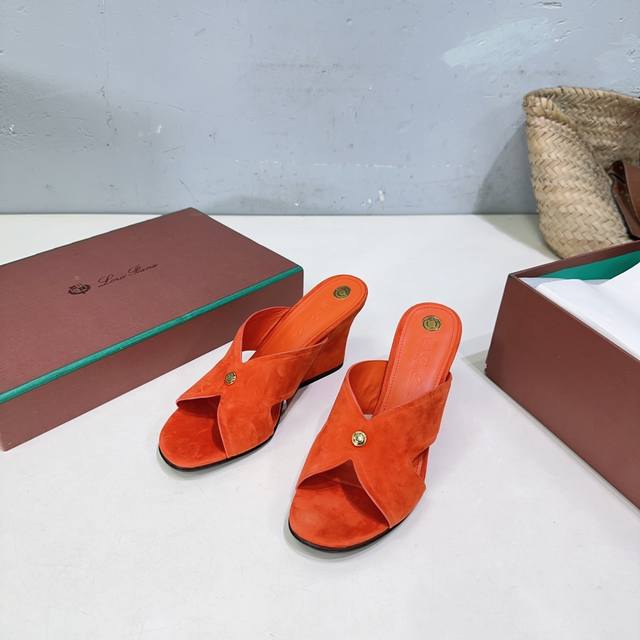 高品质出厂 ！小众潮牌Loro Piana Lp 25春夏这款复古绝美平底坡跟简易拖鞋！ 简约即时髦 松弛的高级感 时尚宠儿看过来 简直是时尚圈新宠 简易设计独