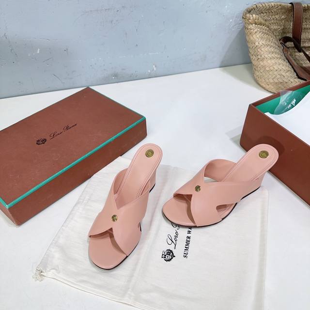 高品质出厂 ！小众潮牌Loro Piana Lp 25春夏这款复古绝美平底坡跟简易拖鞋！ 简约即时髦 松弛的高级感 时尚宠儿看过来 简直是时尚圈新宠 简易设计独