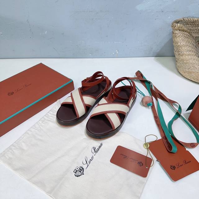 高品质出厂 ！小众潮牌Loro Piana 诺悠翩雅25春夏新款 Lp 交叉带鞋面水台厚底凉鞋露跟绕带设计极简风复古凉鞋 此款平底露趾凉鞋是夏季日常穿搭的理想之