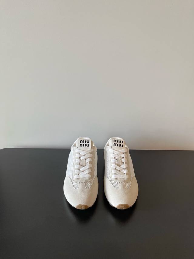 飞机盒10 Miumiu 最新 欧美 复古 时尚 德训 阿甘 休闲鞋半拖系带鞋 原版顶级复刻 专柜同步发售 面料采用特供进口小牛皮面 整双鞋就是非常显质感 内里