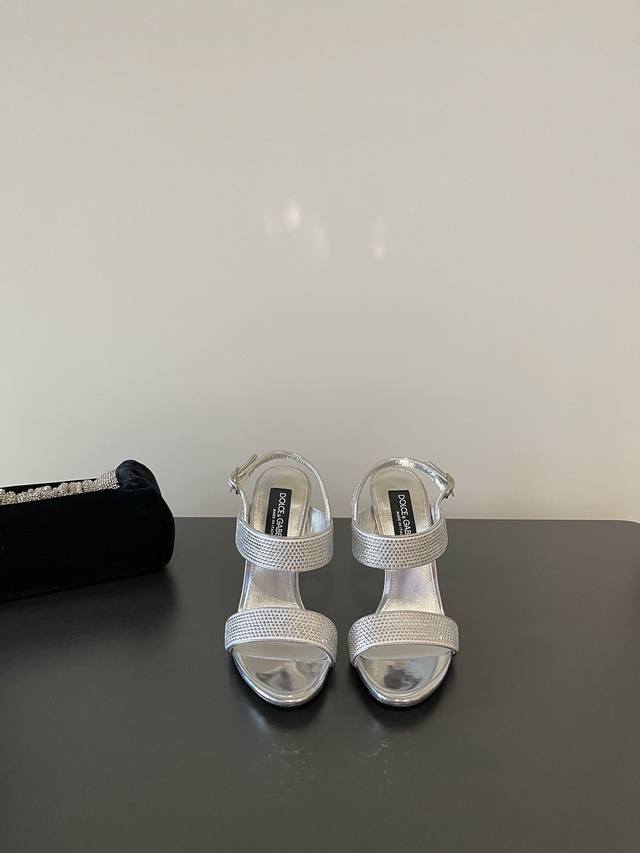 D&G杜嘉班纳最新烫钻高跟凉鞋 超高跟露趾凉拖 线条 版型 看得到的高级感 非市场通货可比 Dg杜嘉班纳秀场直击 同步更新 ！ 鞋面：烫钻 内里：羊皮 垫脚 跟