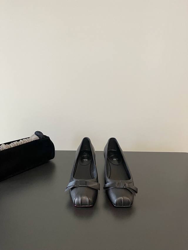 Cistian Loubouti Cl春夏新款 蝴蝶结 玛丽珍小粗跟 单鞋 与这款设计比较简单大气，上脚是非常舒适好看的 非常的有品位，非常仙女范，让你度过这美