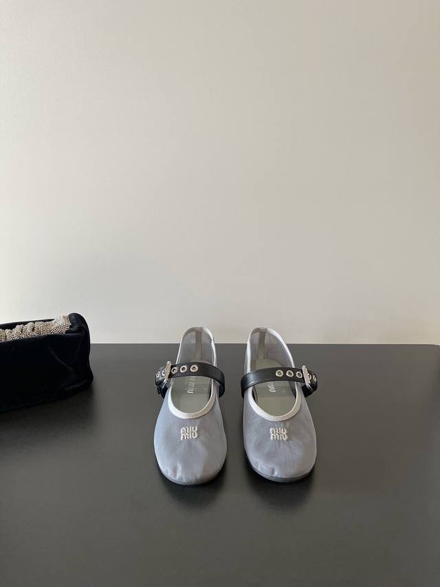 Miumiu 最新玛丽珍 网纱 皮带扣 走秀真皮凉鞋 各路博主着用全新一季做旧系列上脚尤为惊艳到你的一款闭眼入都是不会后悔 搭配还是可咸可甜 鞋面：定制进口网面