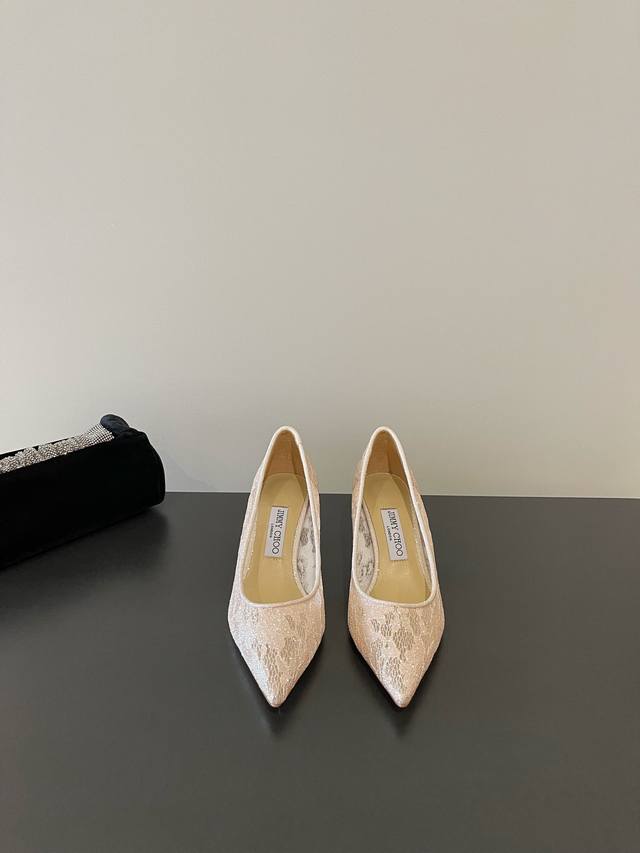 最高版本 Jimmy Choo 最高品质 最新蕾丝水晶单鞋 同步专柜 主打精致 舒适度休闲 甜美 无解风都轻松满足 Blingbling 迎面扑来高贵典雅的气息