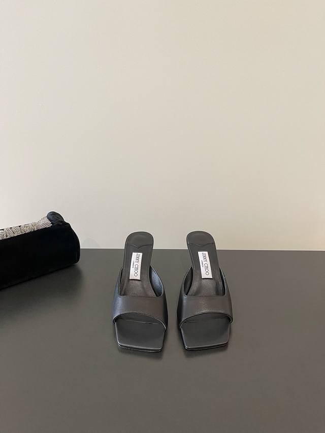 最高版本 Jimmy Choo 最高品质 最新鱼嘴小跟 半拖鞋单鞋 同步专柜 主打精致 舒适度休闲 甜美 无解风都轻松满足 Blingbling 迎面扑来高贵典