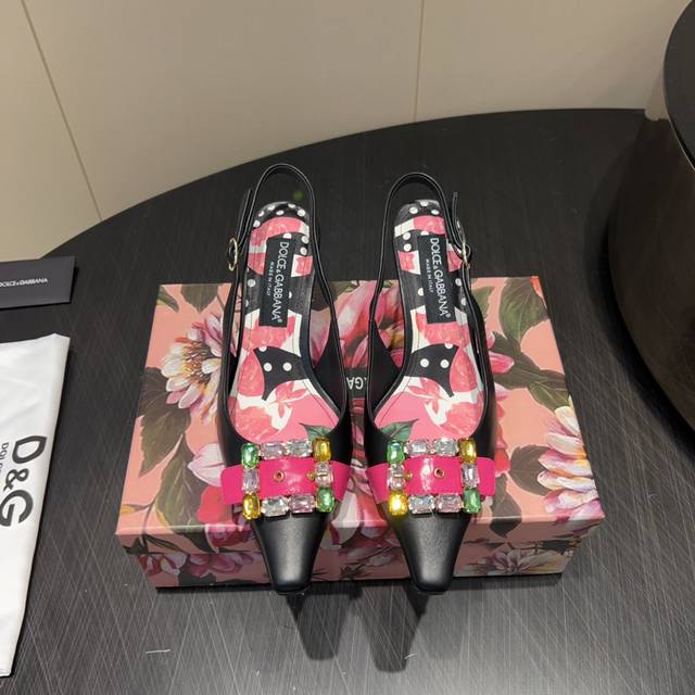 出厂： 独家顶级版本 Dolce & Gabbana 杜嘉班纳 25Vs春夏爆款单鞋系列 小方头方钻扣后空单鞋 原版1:1定制，今年最潮最流行复古英伦风，简约大
