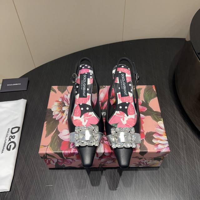 出厂： 独家顶级版本 Dolce & Gabbana 杜嘉班纳 25Vs春夏爆款单鞋系列 小方头方钻扣后空单鞋 原版1:1定制，今年最潮最流行复古英伦风，简约大
