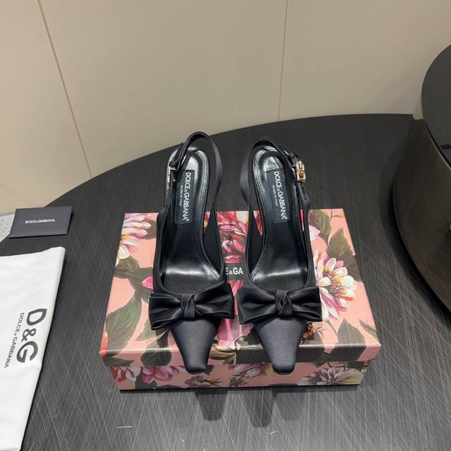 出厂： 独家顶级版本 Dolce & Gabbana 杜嘉班纳 25Vs春夏爆款单鞋系列 小方头蝴蝶结后空单鞋 原版1:1定制，今年最潮最流行复古英伦风，简约大