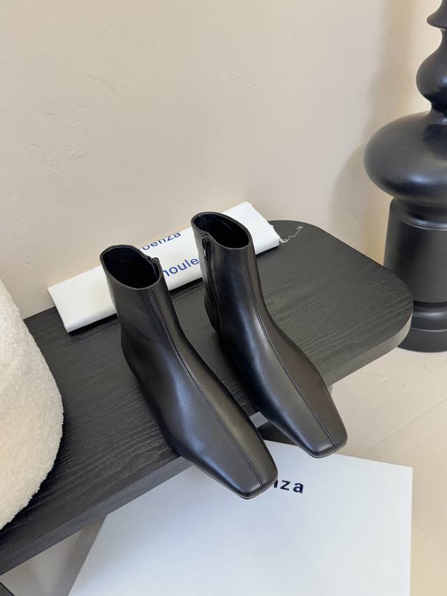 Proenza Schouler 新款短靴 采用贴合脚型的廓形设计，并配有模压鞋头，简约中透露一丝精致，百搭好看 材料: 原板羊皮 内里：进口羊皮 鞋底：真皮大