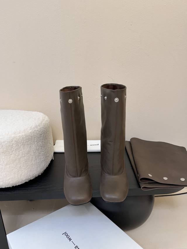 Paloma Wool 新品 一鞋多穿 利落皮革拼接铆钉 在硬朗与柔滑间碰撞张力 可直筒可褶皱的百变形态 自带打破常规的时髦基因 自带飒爽气场 是能踩出街头高光