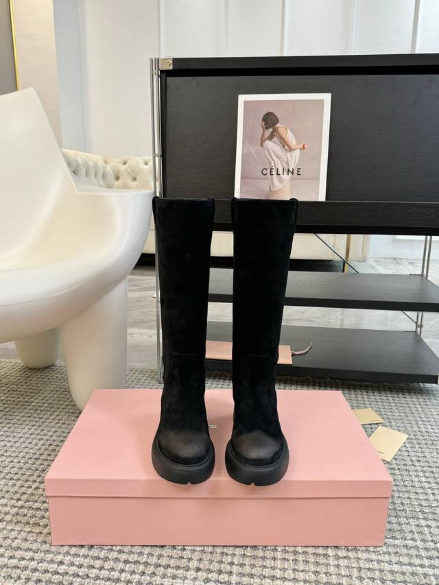 牛皮 牛京 Miu Miu 双耳厚底套筒直筒长靴 冬日氛围感十足 不怕冻脚啦！今年最值得入手的靴子 没有之一！超多网红明星上脚 Miumiu今年秋冬确实泰酷辣