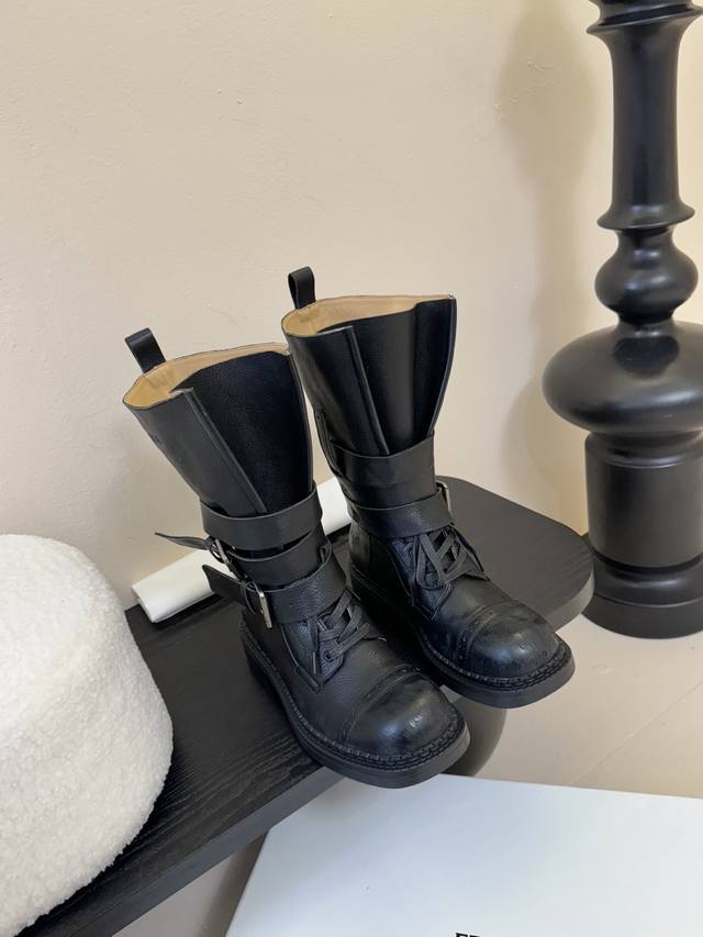 Ethor机车靴 万众瞩目的毒液靴 从机车靴汲取灵感，以独特绑带设计为核心亮点，不仅增强了靴子的稳固性，还巧妙融入品牌标志性五金元素，彰显个性态度。大鞋舌瓣的设