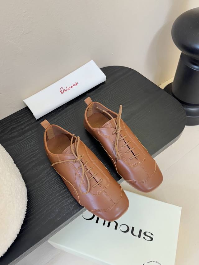 Orinous25秋冬新品休闲德训鞋！ 邂逅Orinou*轻启时尚休闲序章 将简约与质感精妙糅合 鞋面采用细腻拼接材质 碰撞出独特视觉层次 尽显高级格调 精致鞋