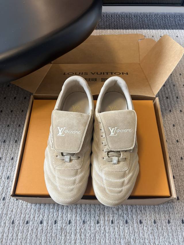 Louis Vuitto* Footprint Soccer 麂皮球鞋老钱风鞋款 绒面牛皮鞋身，呈现微妙褪色效果，复古风格拉满，鞋舌以Lvers传递品牌标识，可